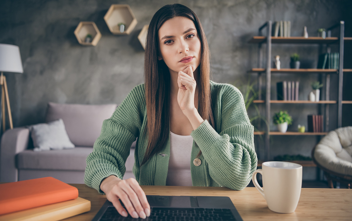 Grafika przedstawiająca zespół IT doświadczający problemów komunikacyjnych, z członkami zespołu wyglądającymi na zdezorientowanych i nieskoordynowanych.