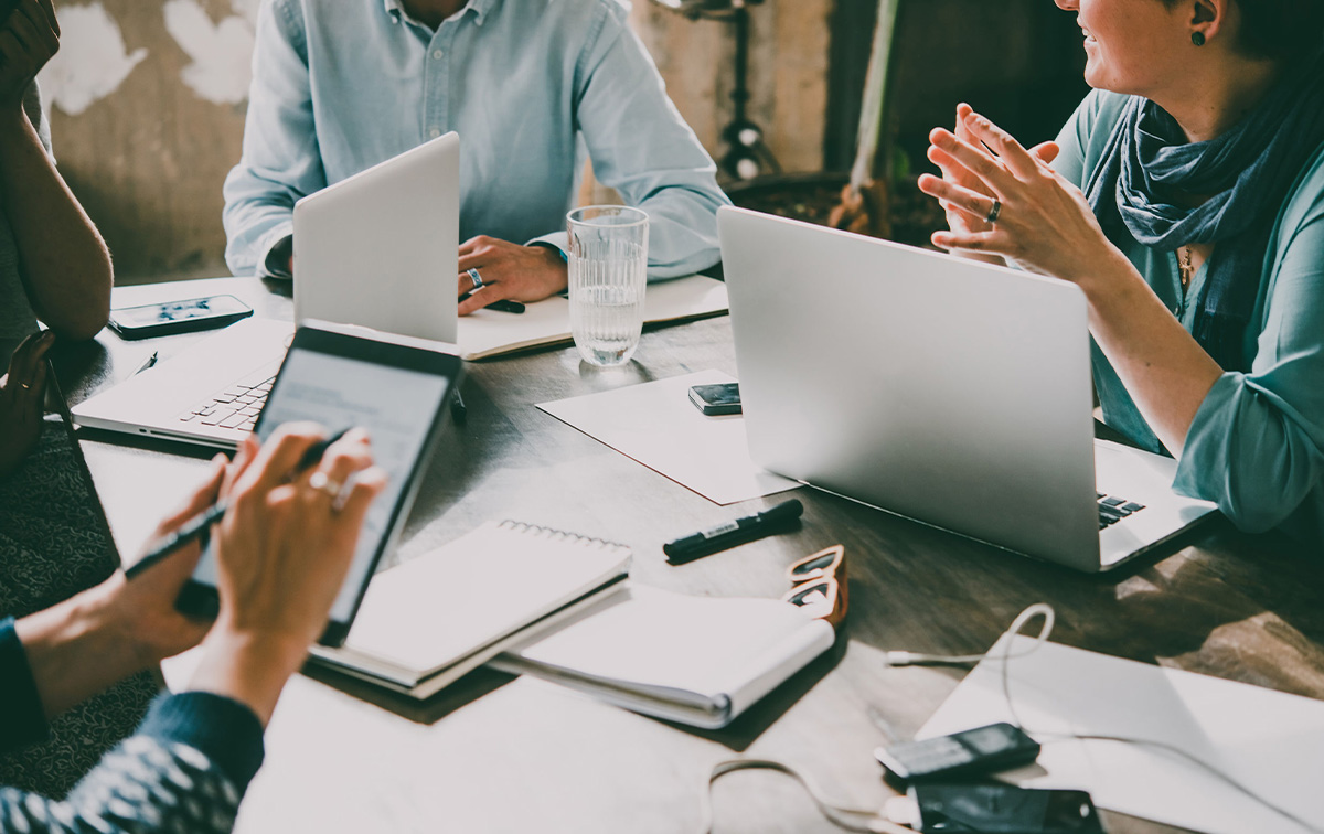 Profesjonalna grafika promująca szkolenie z przywództwa sytuacyjnego, zawierająca CTA: „Zapisz się na szkolenie i rozwiń swoje umiejętności liderskie!”.